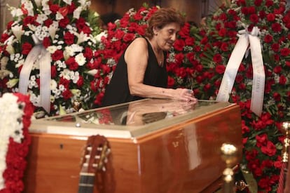 La mujer de Peret, Santa, en la capilla ardiente instalada en el Ayuntamiento/ 