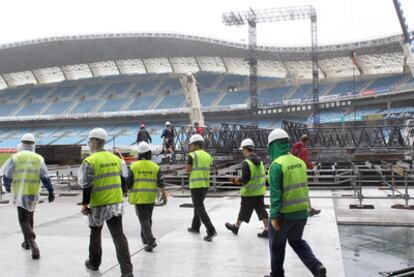 Varios operarios montan en Anoeta el escenario sobre el que actuará Bon Jovi el próximo viernes.