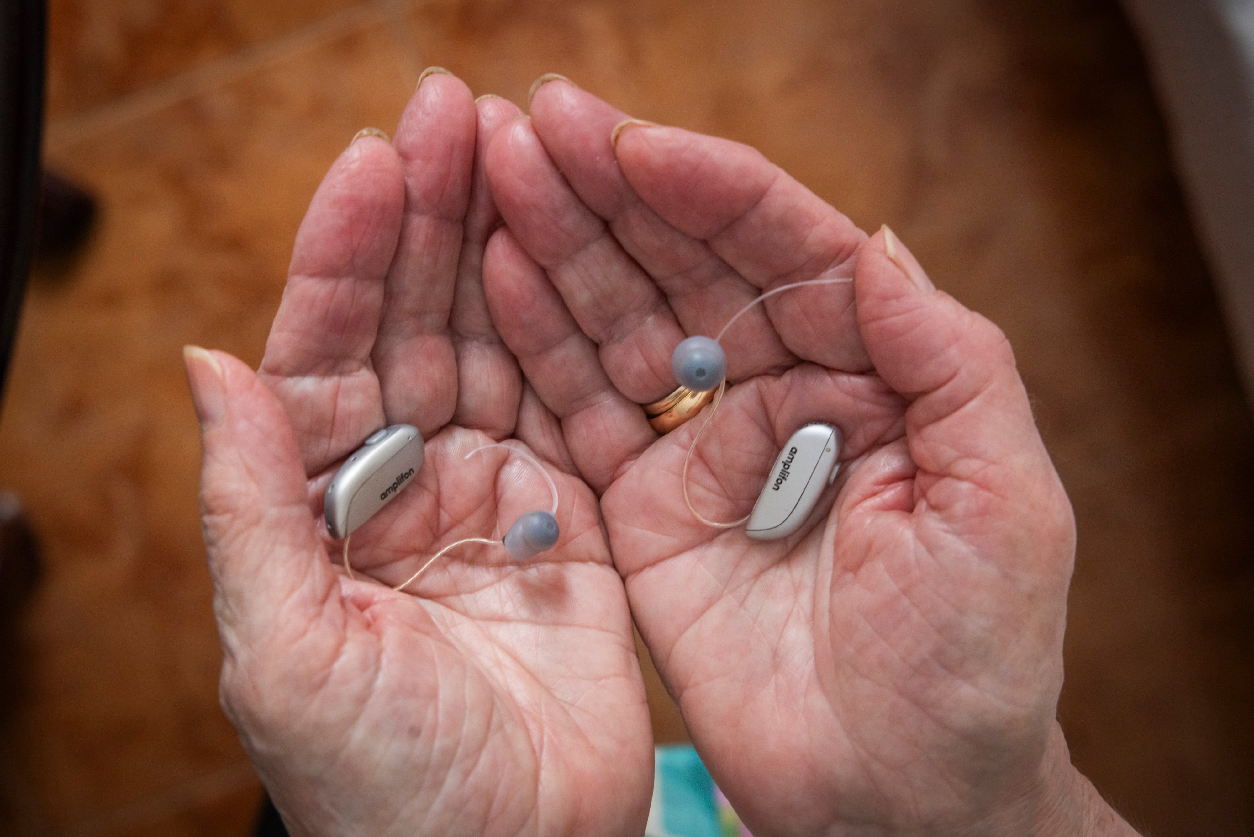 María Isabel Ribot Barbera muestra sus audífonos.