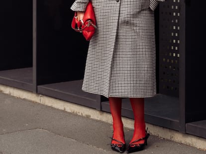 Detalle de cómo combinar las medias rojas esta temporada otoño-invierno 2023. GETTY IMAGES.