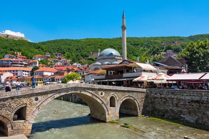 Prizren, <a href="https://elviajero.elpais.com/elviajero/2018/06/21/actualidad/1529579709_371427.html" rel="nofollow" target="_blank">la ciudad con más encanto de Kosovo</a>, se alza con sus alminares y torres de iglesia en el valle del río Bistrica. Pese al amargo legado de la guerra, hoy es un lugar alegre y dinámico; todos los veranos le aporta un poco de sofisticación internacional el <a href="https://dokufest.com/" rel="nofollow" target="_blank">Dokufest</a>, uno de los mejores festivales de cine documental de Europa. El resto del año se puede recorrer su rico patrimonio, con una fortaleza sobre un cerro, mezquitas grandiosas, iglesias y un despliegue de puestos callejeros. En la Costa del Sol (Slânchev Bryag), al otro lado de la bahía, se pueden practicar todo tipo de deportes acuáticos. La ciudad nueva, en el otro extremo del istmo, posee los hoteles más grandes y modernos, y la playa más extensa, pero los puntos de interés se concentran en la parte antigua. En la foto, el puente de piedra de Prizren, que da acceso al casco histórico con la mezquita de Sinan Pasha al fondo.