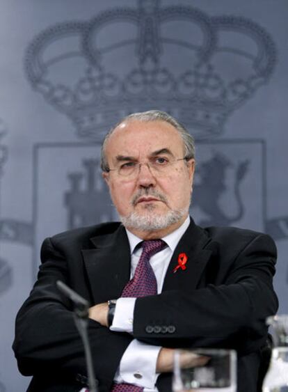 El vicepresidente segundo del Gobierno y ministro de Economía, Pedro Solbes, en su comparecencia en el palacio de la Moncloa tras el Consejo de Ministros de hoy.