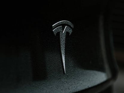 Logo de Tesla en un coche