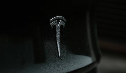 Logo de Tesla en un coche