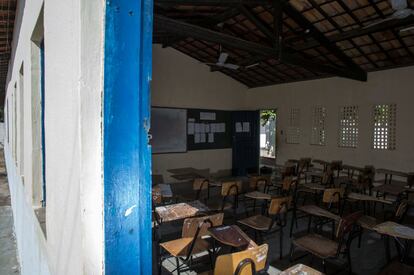 Escola na zona rural de Alagoinha do Piauí. Algumas das salas de aula não têm forro no teto, o que faz com que muitas carteiras sejam atingidas por fezes de passarinhos.