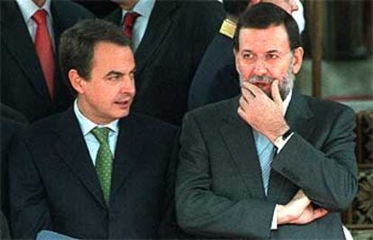 Rodríguez Zapatero (izquierda) y Rajoy, en el acto conmemorativo del 25º aniversario de la Constitución.