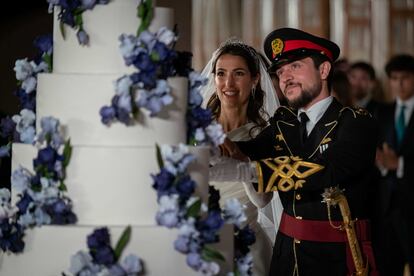 Los novios, el príncipe Hussein y Rajwa Al Saif, han cortado la tarta durante el banquete, que se celebra en el palacio de Al Husseiniya. 