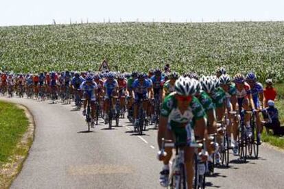 El pelotón del Tour en la primera etapa.