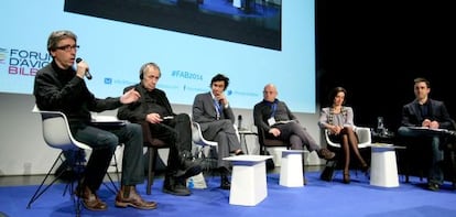 David Trueba, el primero por la izquierda, modera uno de los debates del Forum d´Avignon Bilbao. 
