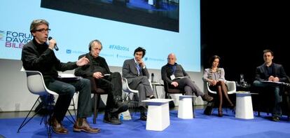 David Trueba, el primero por la izquierda, modera uno de los debates del Forum d´Avignon Bilbao.