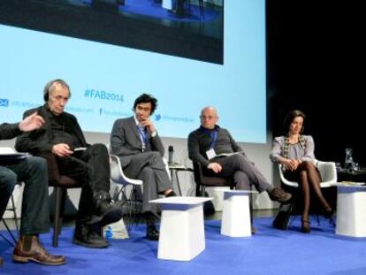 David Trueba, el primero por la izquierda, modera uno de los debates del Forum d´Avignon Bilbao. 