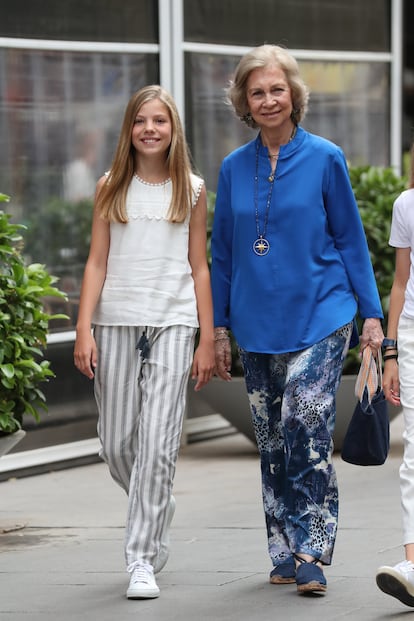 Doña Sofía, con la infanta en Palma el pasado verano.
