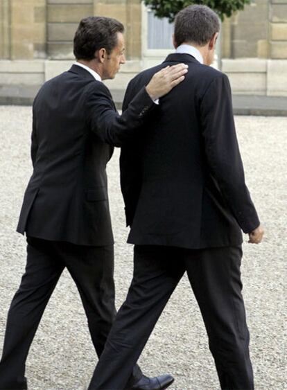 Sarkozy acompaña a Rodríguez Zapatero después de la reunión celebrada ayer en el palacio del Elíseo.