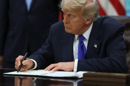 Donald Trump firma una orden ejecutiva en el Despacho Oval.