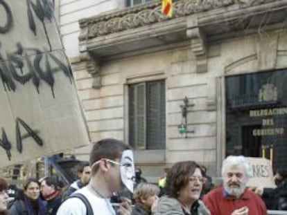 Concentraci&oacute;n en Barcelona exigiendo el cierre de los centros de internamiento de extranjeros.  