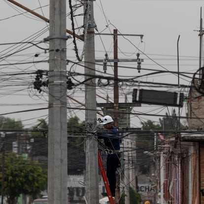 Un electricista instala cables en la colonia Valle de Aragón, en el Estado de México.