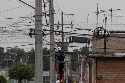 Un electricista instala cables en la colonia Valle de Aragón, en el Estado de México.