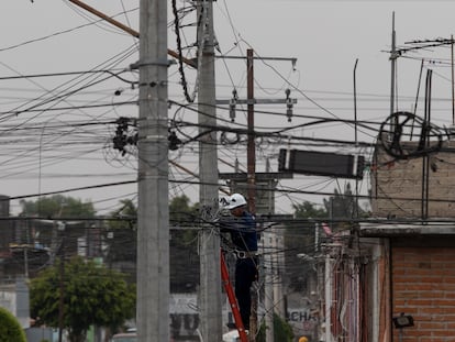 Un electricista instala cables en la colonia Valle de Aragón, en el Estado de México.