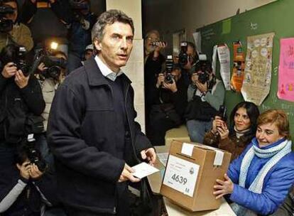 Mauricio Macri vota ayer en un colegio de la capital argentina.