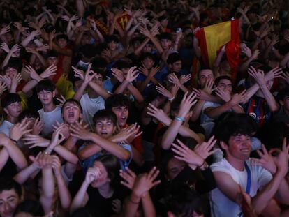 Aficionados hacen el gesto de celebración de Lamine Yamal, en la retransmisión del partido entre España e Inglaterra en Mataró.
