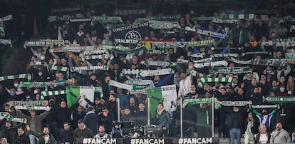 La afición del Betis en la grada sur del Benito Villamarín.