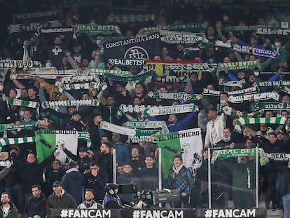 La afición del Betis en la grada sur del Benito Villamarín.