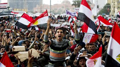 Centenas de pessoas se manifestam no Cairo contra o então presidente egípcio, Hosni Mubarak, em 10 de fevereiro de 2011.