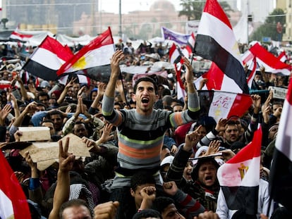 Centenas de pessoas se manifestam no Cairo contra o então presidente egípcio, Hosni Mubarak, em 10 de fevereiro de 2011.