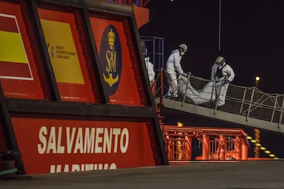 Traslado del cadáver de un migrante rescatado por Salvamento Marítimo, el pasado 12 de marzo, en el puerto de Las Palmas de Gran Canaria.