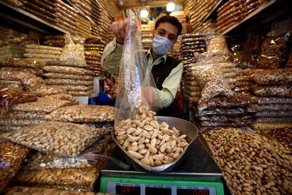 Un hombre vende frutos secos en su tienda de Peshawar, Pakistán. Después de una buena temporada de lluvias, las ventas de frutos secos prosperan en el país. Turistas de todo Pakistán vienen a Peshawar para comprar frutos secos junto con otros artículos debido a las diferencias de precios entre las distintas partes del país.