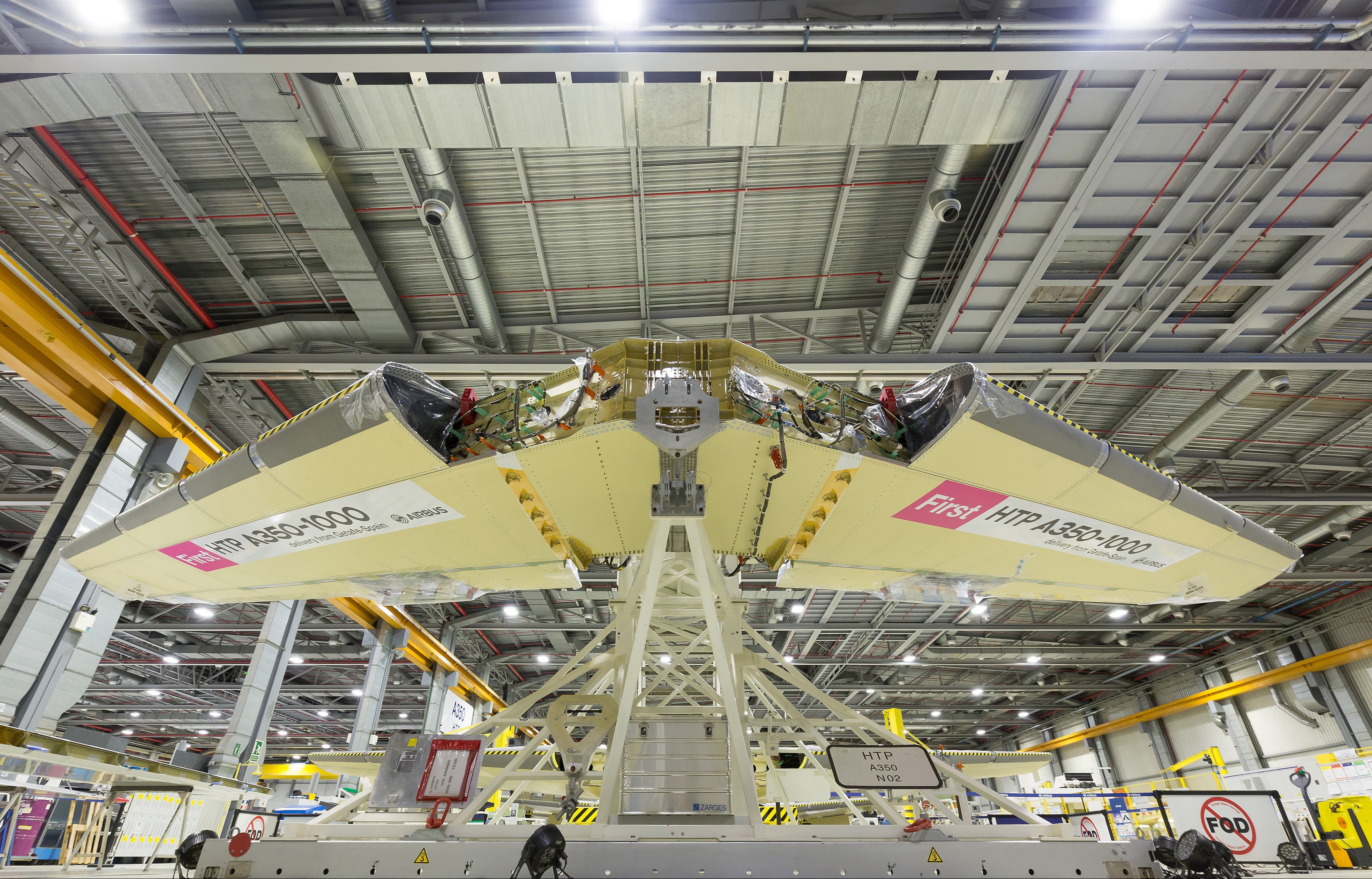 ¿Cómo se fabrica un avión? Con un robot que hace 7.500 agujeros y una aeronave con forma de ballena