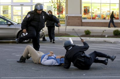 Seis policías de Baltimore han sido suspendidos mientras se investigan las circunstancias de la detención y muerte de Gray. Esto no ha impedido que una protesta que empezó de forma pacífica en esta ciudad haya culminado con episodios de violencia.