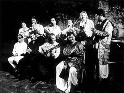 Pepe Habichuela, en el centro, con la orquesta india los Bollywood Strings.