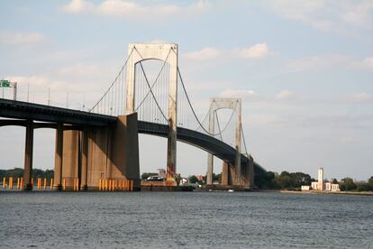 La rehabilitación de uno de los emblemáticos puentes de Nueva York, el Throgs Neck, ha sido confiada a OHL a través de su filial Judlau. Construido en los sesenta para aliviar el tráfico del puente de Bronx-Whitestone, esta paso conecta en Bronx con Queens. Los trabajos consisten en la renovación de la plataforma en los tramos suspendidos, la instalación de nuevas barreras medianas y laterales, y de un nuevo sistema de iluminación. La empresa también reemplazará cuatro cuerdas de suspensión y reforzará las vigas principales.
Importe: 253 millones de dólares (223 millones de euros)
