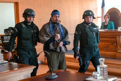 Facundo Jones Huala es escoltado por la policía militar en un tribunal de Valdivia, Chile, en septiembre de 2018. 