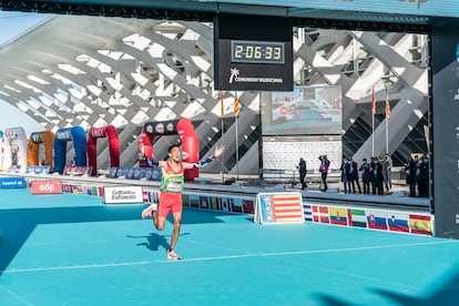 Ayad Lamdassem logra el récord de España de maratón el 6 de diciembre en Valencia.