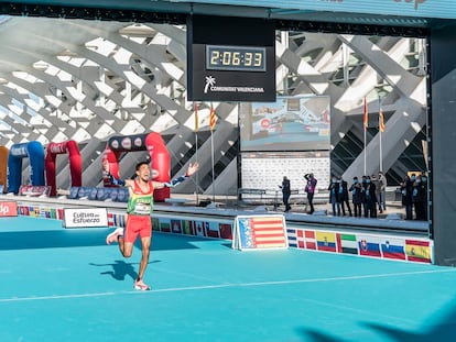 Ayad Lamdassem logra el récord de España de maratón el 6 de diciembre en Valencia.