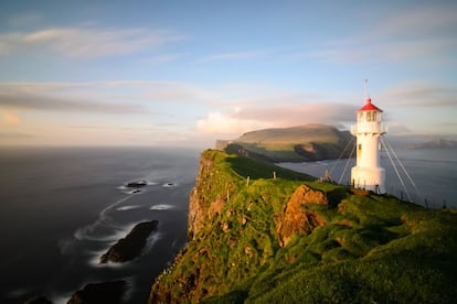 Dispersas entre Islandia y Escocia, las islas Feroe son como un rompecabezas insular que emerge entre las espumosas olas del Atlántico. Una parte de Escandinavia bastante desconocida que, a pesar de considerarse remotas, cuenta con senderos bien señalizados que atraviesan escarpadas montañas, bordean algunos de los acantilados marinos más elevados de Europa y permiten caminar por la cresta de impresionantes farallones en la apacible isla Mykines, la más occidental del archipiélgo (enla foto).