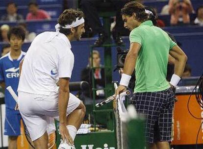 Feliciano López cuenta a Rafa Nadal su lesión.