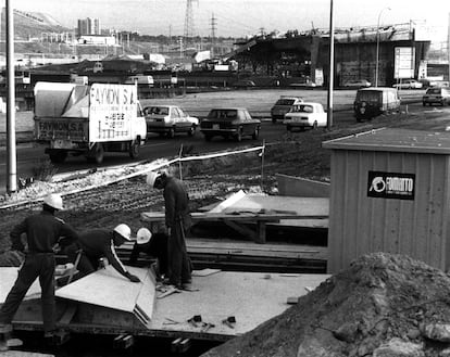 Unos operarios trabajan en las obras del nudo sur de la M-30, el 7 de enero de 1985.