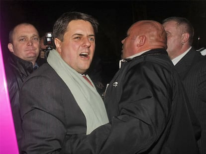 El líder del ultraderechista BNP, Nick Griffin, con bufanda, en 2007 en Oxford.