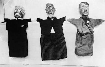 Tres marionetas que representan a Alfred Hugenberg, Franz von Papen y Adolf Hitler, en Berlín en 1932.  