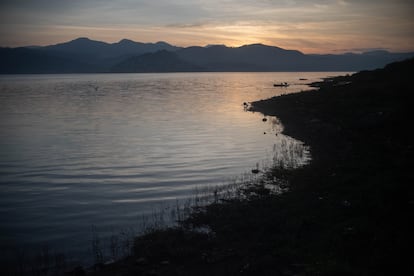 Dos personas salen a pescar desde un bote de remos al amanecer, el 10 de noviembre.