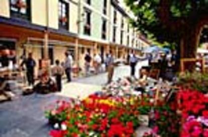 Rastrillo que se celebra los domingos por la mañana en El Fontán, una de las zonas típicas del centro de Oviedo.