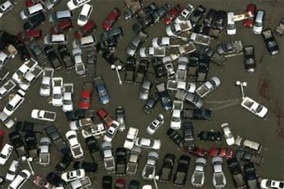 Coches flotando en las calles inundadas de Slidell.