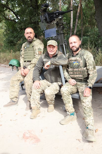 Tres miembros de una unidad móvil de artilleros de la Fuerza Aérea ucrania especializados en derribar drones, este viernes, en una localización sin identificar.