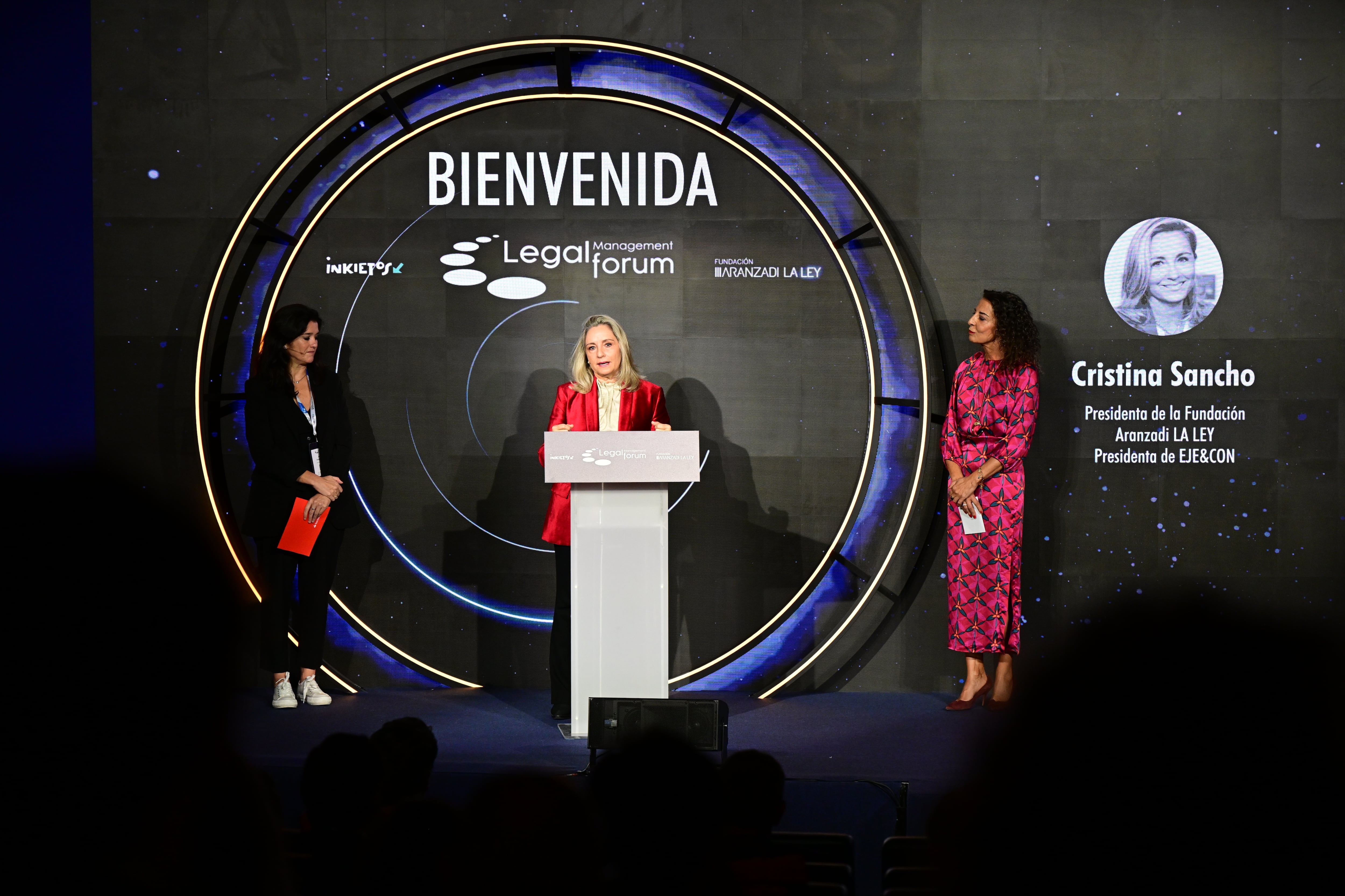 Cristina Sancho, presidenta de la Fundación Aranzadi LA LEY, da la bienvenida al LMF 2024, junto con Mercedes Carmona, presidenta de Inkietos y directora jurídica de Becton Dickinson para España y Portugal, y Julia Fernández, directora de colectivos y neg