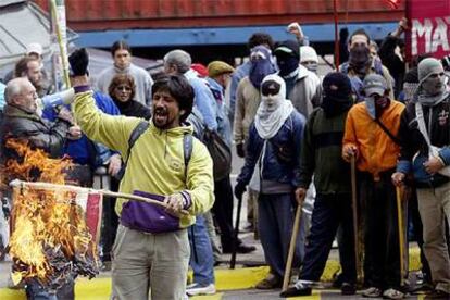 Un manifestante quemaba el pasado 31 de agosto una bandera de Estados Unidos frente al hotel Sheraton en la capital argentina.