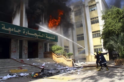 Los bomberos apagan el incendio provocado este sábado por estudiantes islamistas en la facultad de Comercio de la Universidad de al-Azhar, en El Cairo.