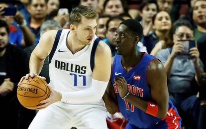 Doncic protege el balón ante Snell en el Detroit-Dallas en Mëxico.